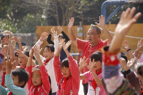 2013.11.7携手裂帛彩虹列车阳朔龙尾小学送棉衣